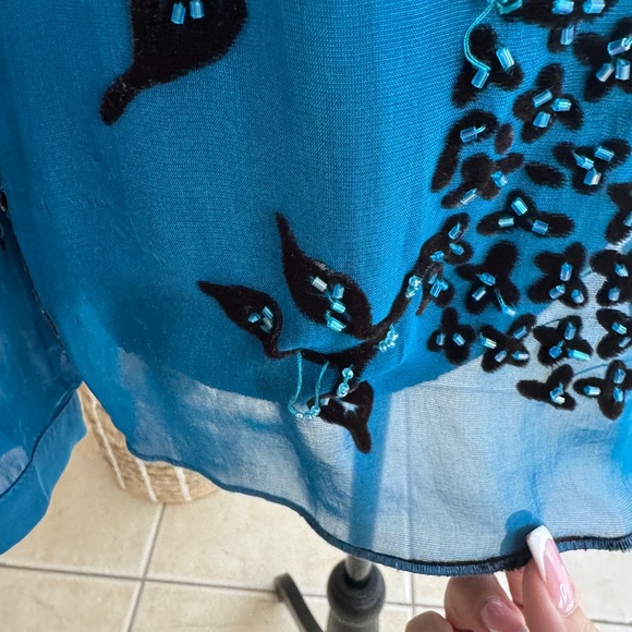 Teal colored silk crushed velvet Hale Bob top sample size - some loose threads - Picture 6 of 10